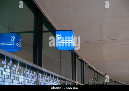 Rincón para fumadores fotografiado en el Aeropuerto Internacional de Viena (Flughafen Wien) Austria Foto de stock