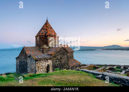 Iglesia Sevanavank en el Lago Sevan al atardecer, Sevan, provincia de Gegharkunik, Armenia