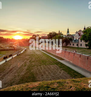 Antiguas Murallas de la ciudad al atardecer, Zamosc, Voivodato de Lublin, Polonia