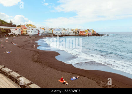 Playa Jardín, Puerto de la Cruz, en el norte de Tenerife, Islas Canarias, España. Jardin playa con arena negra es una de las playas más famosas de Foto de stock
