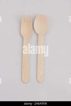 Menaje de cocina de cuchara y tenedor de madera aislado sobre fondo blanco. Foto de stock