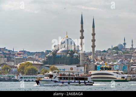 Estambul TURQUÍA barcos de pasajeros sobre el Bósforo, la mezquita de Suleymaniye EN EL FONDO
