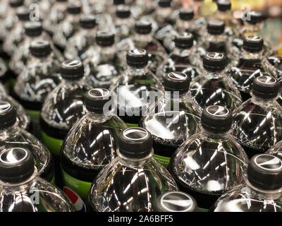 Tapas de cierre una Pepsi bebidas en la botella en el supermercado. Rusia. Sain-Petersburg. El 10 de enero de 2019. Foto de stock