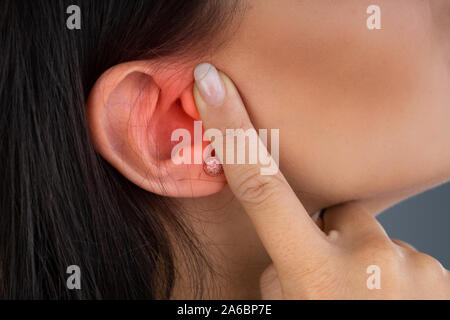 Foto de joven mujer sufre de dolor de oído Foto de stock