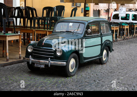 Fiat 500 C Belvedere 1952, comúnmente conocido como Topolino, en el distrito de Trastevere de Roma, Italia Foto de stock