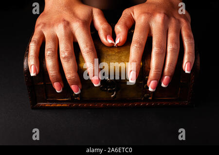 La mano de una mujer negra dando su pasaporte francés. Fondo blanco  Fotografía de stock - Alamy