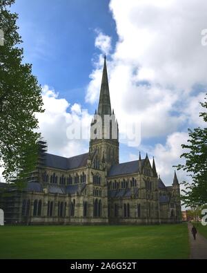 La Catedral de Salisbury Salisbury, - 30 de abril de 2019:Andamios construidos sobre la fachada de la Catedral de Salisbury Foto de stock
