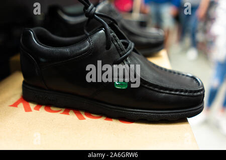Niños y niñas Kickers zapatos, calzado escolar celebrado por hombre y en venta antes de que empiece el nuevo curso escolar Fotografía - Alamy