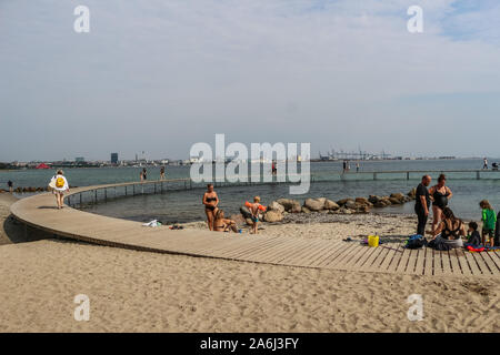 La gente caminando por el puente infinito (Den Uendelige Bro) - muelle de madera con forma de círculo construido sobre un mar de la costa de la Bahía de Aarhus sobre una playa de Varna/Ballehage Playa, creado por el arquitecto Niels Povlsgaard y Johan Gjødes son vistos en Aarhus, Dinamarca, el 30 de julio de 2019 © Michal Fludra / Alamy Live News