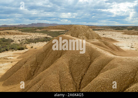 Montañas erosionadas sedimentarias en la mitad de los españoles badlands Bardenas Reales