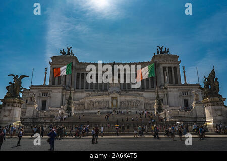 Victor Emmanuel II Monumento Nacional en Roma. Una escultura ecuestre de Víctor Manuel II, Roma, Italia. Altar de la patria con banderas italianas