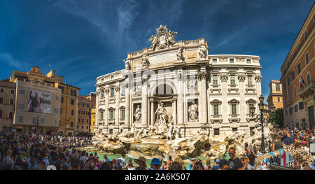 Las multitudes de turistas, cerca de la famosa Fuente de Trevi en Roma, Italia. Crounds de personas están haciendo fotografías y selfies delante de la fontana di Trevi.