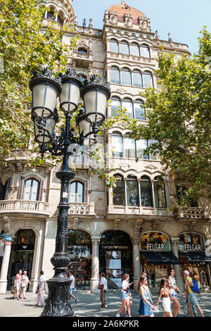 Barcelona España,Catalonia Eixample,Passeig de Gracia,Casa Rocamora,fachada,Modernismo,arquitectura,por Bassegoda i Amigo,farolas,peatones, Foto de stock