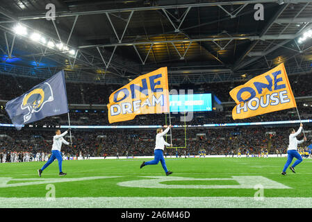 Londres, Reino Unido. 27 de octubre de 2019. Rams flagbearers durante la NFL match Cincinnati Bengals v Los Angeles Rams en Wembley Stadium, juego 3 de este año de la NFL Juegos de Londres. Crédito: Stephen Chung / Alamy Live News Foto de stock
