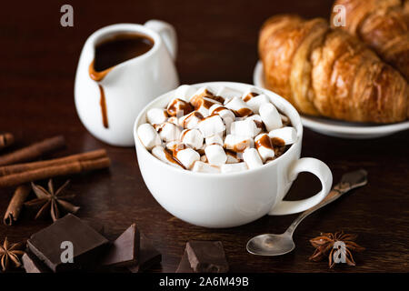 Chocolate caliente con malvavisco en copa blanco sobre marrón mesa de madera. Chocolate caliente con especias invierno comida cómoda