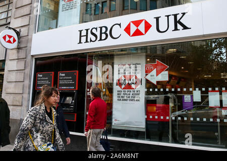 Londres, Reino Unido. 27 Oct, 2019. La gente camina pasado HSBC sucursal en el centro de Londres. Crédito: Dinendra Haria SOPA/Images/Zuma alambre/Alamy Live News Foto de stock