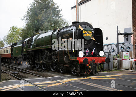 BR Standard class 7 locomotora a vapor 70014 Duque de hierro pasando St Dunstans paso a nivel, Canterbury, Kent, mientras que transporta el Golden Arrow el 26/10/19.