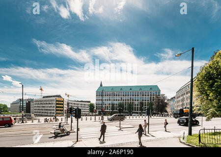 Oslo, Noruega - Junio 24, 2019: la gente cruza la carretera por el Henrik Ibsens Gate Street. Foto de stock
