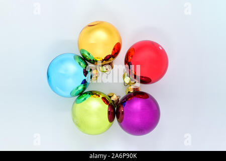 Conjunto de bolas de Navidad de vidrio sobre fondo blanco.