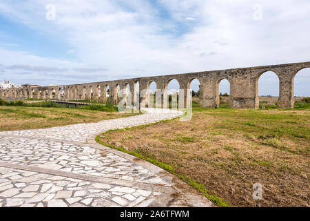Antiguo acueducto Kamares en Larnaca, Chipre. Antiguo acueducto romano Foto de stock