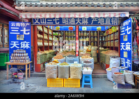 Tienda de comida tradicional en Kunming, provincia de Yunnan (China)