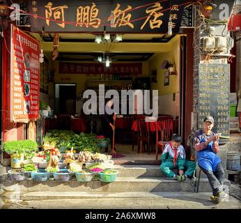 Restaurante familiar en la antigua ciudad de Dali, provincia de Yunnan, China.