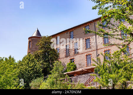 Palacio de los obispos y el Museo Departamental del Ariège, Saint Lizier, en el departamento de Ariège, Pirineos, Occitanie, Francia Foto de stock