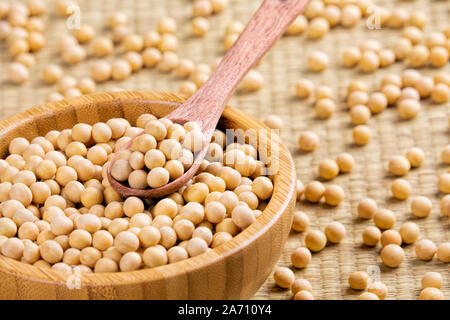 Cerrar uo de un cuenco de madera lleno de deliciosos frijoles de soja Foto de stock