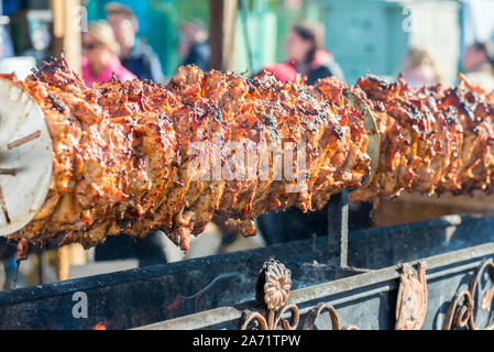 Pollo asado en la máquina giratoria Fotografía de stock - Alamy