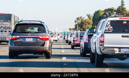Oct 24, 2019 Mountain View / CA / USA - tráfico pesado en una de las autopistas cruzando el Silicon Valley, San Francisco Bay Area.