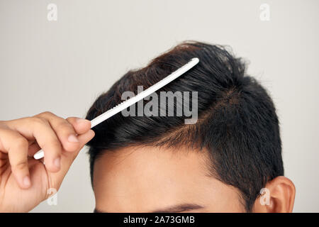 Cerrar Foto del hombre del cabello limpio y saludable. Joven peine su  cabello Fotografía de stock - Alamy