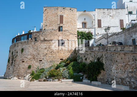 La muralla de la ciudad vieja vista desde Viale Oronzo Quaranta en Ostuni en Apulia (Puglia), Sur de Italia