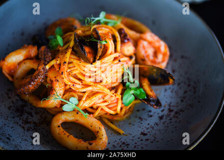 Una deliciosa cocina italiana espagueti con mariscos frescos y sabrosos vegetales