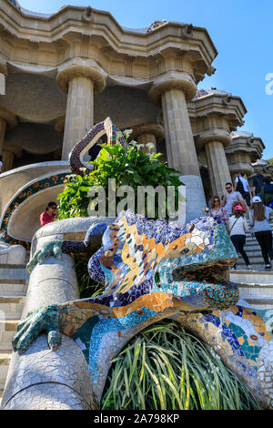 El ajolote, conocido como el DRAC, un mosaico de cerámica, o lagarto dragon Fuente de Trevi, de Antonio Gaudí en el Parque Güell, Barcelona, España Foto de stock