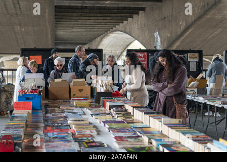 Las personas que navegan los puestos en el mercado del libro en el centro de Southbank, en Londres, Inglaterra, Reino Unido. Foto de stock