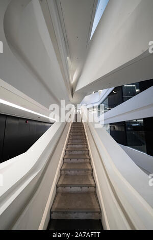 Interior de la arquitectura moderna de la Escuela de Diseño PolyU Jockey Club Torre de innovación en la Universidad Politécnica de Hong Kong, Hong Kong. La arquitecta Zaha