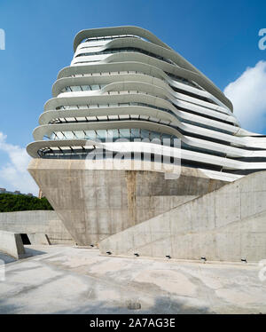 Exterior de la arquitectura moderna de la Escuela de Diseño PolyU Jockey Club Torre de innovación en la Universidad Politécnica de Hong Kong, Hong Kong. La arquitecta Zaha
