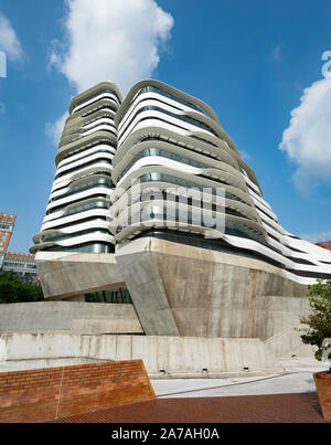 La arquitectura moderna de la Escuela de Diseño PolyU Jockey Club Torre de innovación en la Universidad Politécnica de Hong Kong, Hong Kong. La arquitecta Zaha Hadid