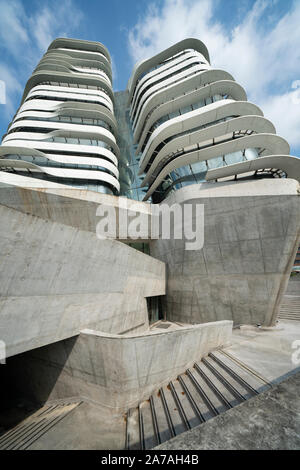 La arquitectura moderna de la Escuela de Diseño PolyU Jockey Club Torre de innovación en la Universidad Politécnica de Hong Kong, Hong Kong. La arquitecta Zaha Hadid
