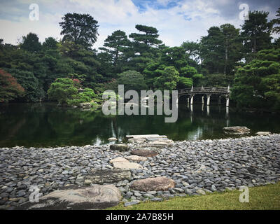 Un puente peatonal en los jardines del Palacio Imperial de Kioto Foto de stock