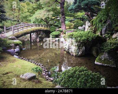Un puente peatonal en los jardines del Palacio Imperial de Kioto Foto de stock