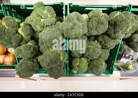 Imágenes en una tienda de alimentos Co-Op brócoli. Foto de stock