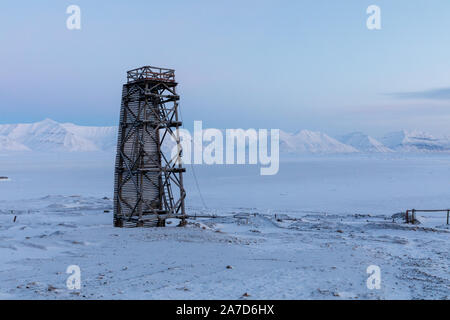 Torre del Mar congelado, paisaje de invierno en Pyramiden. Asentamiento ruso soviético abandonado en Svalbard, Noruega. Foto de stock