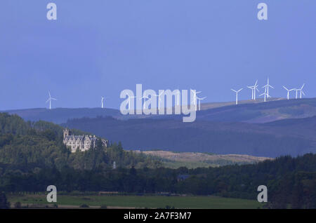 Castillo de Carbisdale con molinos de viento en el fondo cerca Invershin Sutherland Escocia UK