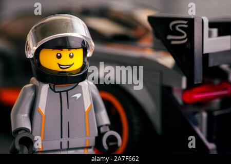 Tambov, Rusia - 21 de abril de 2019 Senna McLaren conductor minifigure Lego por LEGO Campeones de velocidad contra su coche. Foto de stock