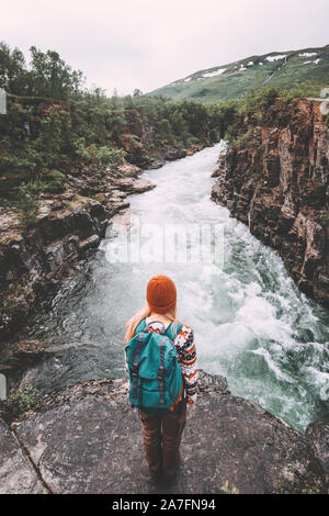 Mujer viajero explorar al aire libre canyon river en Suecia vacaciones con mochila solo activo estilo de vida de aventura Foto de stock