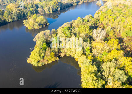 Drone shot del lago Ricklinger Teich, al sur de la ciudad de Hannover, Alemania Foto de stock