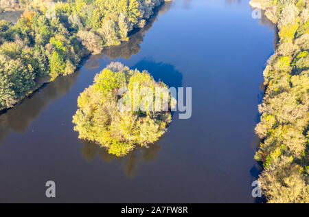 Drone shot del lago Ricklinger Teich, al sur de la ciudad de Hannover, Alemania Foto de stock