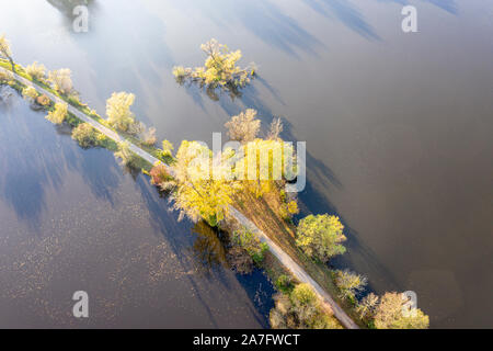 Drone shot del lago Ricklinger Teich, ruta corta lago, isla pequeña, al sur de la ciudad de Hannover, Alemania Foto de stock