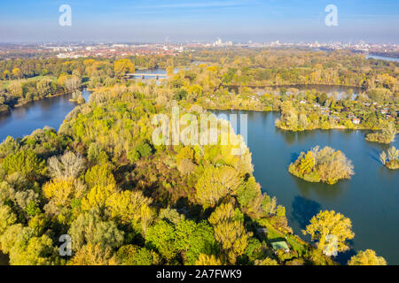 Drone shot del lago Doehrener teich (derecha) y Ricklinger Teich (izquierda), al sur de la ciudad de Hannover, Alemania Foto de stock